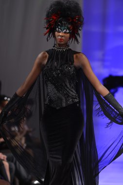 New york - 15 Şubat: catalin botezatu moda pist yürüyüş modeli couture moda haftası 15 Şubat 2013 tarihinde new York'ta new yorker hotel göster