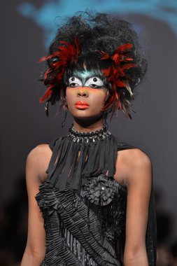 New york - 15 Şubat: catalin botezatu moda pist yürüyüş modeli couture moda haftası 15 Şubat 2013 tarihinde new York'ta new yorker hotel göster