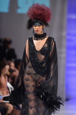 New york - 15 Şubat: catalin botezatu moda pist yürüyüş modeli couture moda haftası 15 Şubat 2013 tarihinde new York'ta new yorker hotel göster