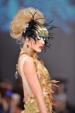 New york - 15 Şubat: catalin botezatu moda pist yürüyüş modeli couture moda haftası 15 Şubat 2013 tarihinde new York'ta new yorker hotel göster