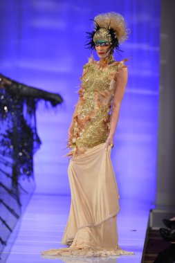 New york - 15 Şubat: catalin botezatu moda pist yürüyüş modeli couture moda haftası 15 Şubat 2013 tarihinde new York'ta new yorker hotel göster