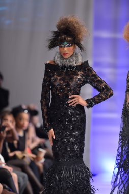 New york - 15 Şubat: catalin botezatu moda pist yürüyüş modeli couture moda haftası 15 Şubat 2013 tarihinde new York'ta new yorker hotel göster