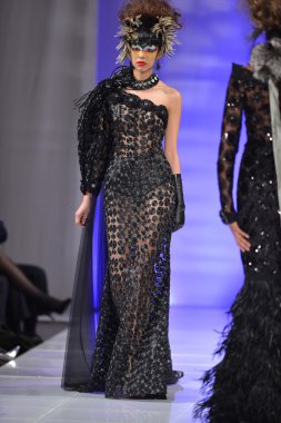 New york - 15 Şubat: catalin botezatu moda pist yürüyüş modeli couture moda haftası 15 Şubat 2013 tarihinde new York'ta new yorker hotel göster