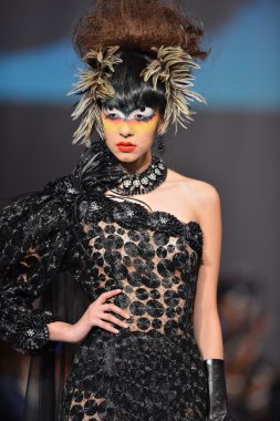 New york - 15 Şubat: catalin botezatu moda pist yürüyüş modeli couture moda haftası 15 Şubat 2013 tarihinde new York'ta new yorker hotel göster