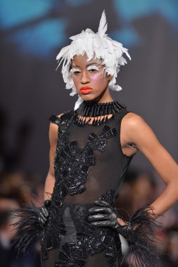 New york - 15 Şubat: catalin botezatu moda pist yürüyüş modeli couture moda haftası 15 Şubat 2013 tarihinde new York'ta new yorker hotel göster