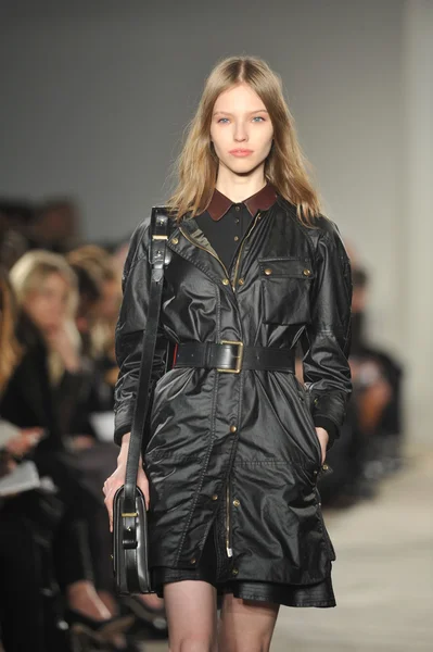 New york, ny - 11 februari: een model wandelingen de start-en landingsbaan op belstaff tijdens de val 2013 mercedes-benz fashionweek op iac-hoofdkwartier op 11 februari 2013 in new york city — Stockfoto