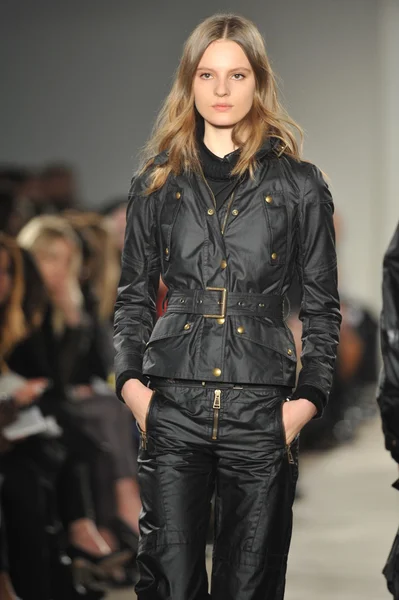 New york, ny - 11 Şubat: manken belstaff pist sonbahar 2013 mercedes-benz moda haftası sırasında YDK merkezinde 11 Şubat 2013 new York'ta yürür — Stok fotoğraf