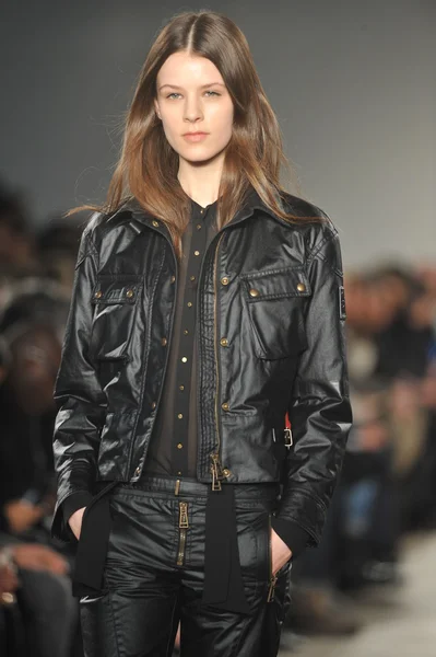 NEW YORK, NY - 11 FEBBRAIO: Una modella percorre la pista di Belstaff durante l'autunno 2013 Mercedes-Benz Fashion Week presso la sede centrale di IAC l '11 febbraio 2013 a New York — Foto Stock