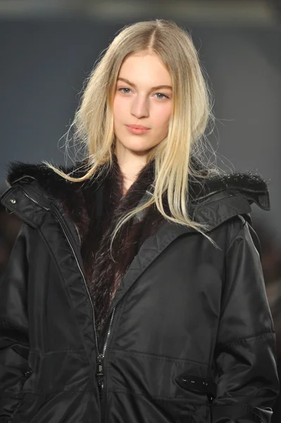 NEW YORK, NY - 11 FEBBRAIO: Una modella percorre la pista di Belstaff durante l'autunno 2013 Mercedes-Benz Fashion Week presso la sede centrale di IAC l '11 febbraio 2013 a New York — Foto Stock