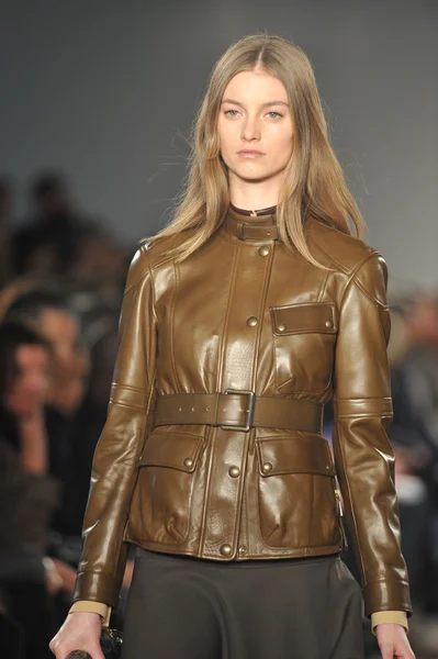 NOVA IORQUE, NY - FEVEREIRO 11: Um modelo caminha a pista em Belstaff durante o outono de 2013 Mercedes-Benz Fashion Week na sede do IAC em 11 de fevereiro de 2013, em Nova York — Fotografia de Stock