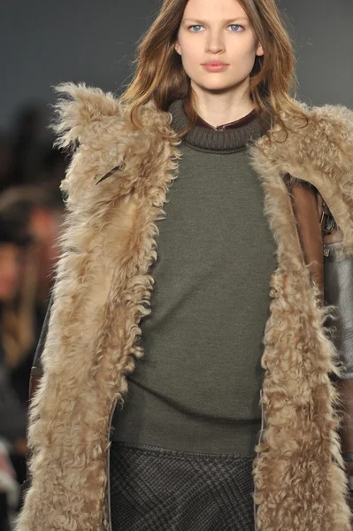 NEW YORK, NY - FEBRUARY 11: A model walks the runway at Belstaff during Fall 2013 Mercedes-Benz Fashion Week at IAC Headquarters on February 11, 2013 in New York City — Stock Photo, Image