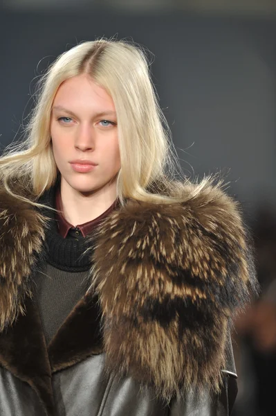 NUEVA YORK, NY - 11 DE FEBRERO: Una modelo camina por la pasarela de Belstaff durante el otoño de 2013 Mercedes-Benz Fashion Week en la sede del IAC el 11 de febrero de 2013 en la ciudad de Nueva York — Foto de Stock