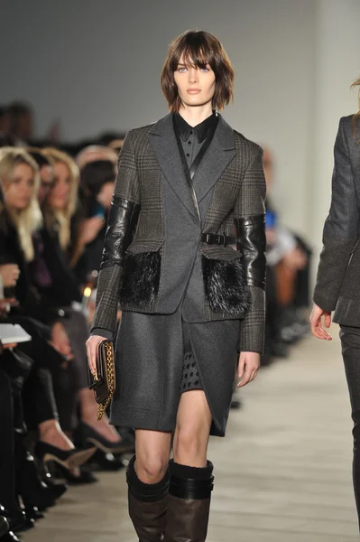 New york, ny - 11 februari: een model wandelingen de start-en landingsbaan op belstaff tijdens de val 2013 mercedes-benz fashionweek op iac-hoofdkwartier op 11 februari 2013 in new york city — Stockfoto