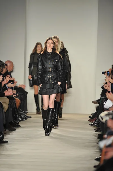 New york, ny - 11 februari: modellen lopen de start-en landingsbaan finale op belstaff tijdens de val 2013 mercedes-benz fashionweek op iac-hoofdkwartier op 11 februari 2013 in new york city — Stockfoto