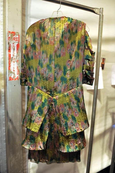 New York-i, ny - szeptember 08: ruhák, a kulisszák mögött a kiállításon katya leonovich alatt tavasszal 2013 mercedes-benz FashionWeek a stúdióban általános képet lincoln center — Stock Fotó