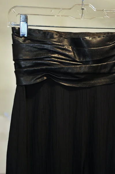 纽约，纽约 — — 9 月 08： 服装和面料在卡蒂亚 leonovich 显示出在 2013 年春天梅赛德斯-奔驰时装周在工作室的后台的特写视图林肯中心 — 图库照片