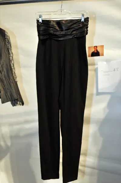 New York-i, ny - szeptember 08: vértes látképe ruhák és a színfalak mögött a kiállításon katya leonovich alatt tavasszal 2013 mercedes-benz FashionWeek a stúdióban szövet lincoln center — Stock Fotó