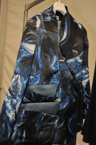 纽约，纽约 — — 9 月 08： 后台在卡蒂亚 leonovich 显示出在 2013 年春天梅赛德斯-奔驰时装周在工作室的衣服一般认为林肯中心 — 图库照片