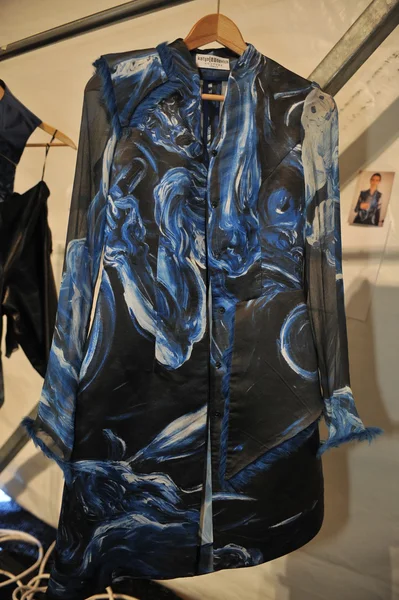 New york, ny - září 08: celkový pohled na oblečení do zákulisí na katya leonovich show během jara 2013 mercedes-benz fashion week v studiu lincoln center — Stock fotografie