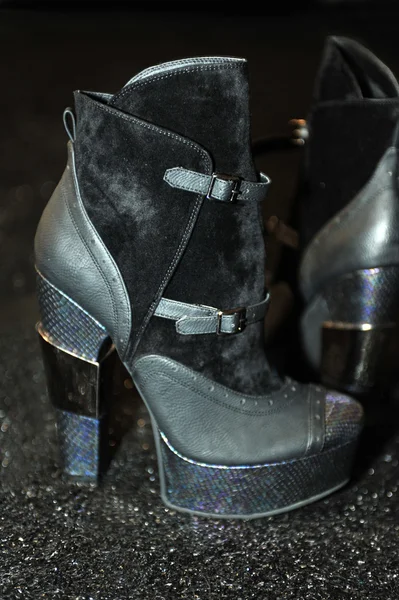 New york, ny - Eylül 08: Ayakkabı katya leonovich göstermek bahar 2013 mercedes-benz moda haftası stüdyoda kuliste de genel bir görünümünü lincoln center — Stok fotoğraf