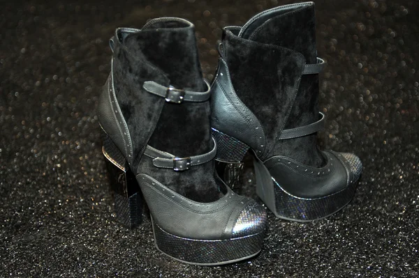 ニューヨーク、ny - 9 月 8 日： リンカーン センターのスタジオで春 2013年メルセデス ・ ベンツ ・ ファッション ・ ウィーク中にカチャ leonovich ショー舞台裏で靴の一般的なビュー — ストック写真