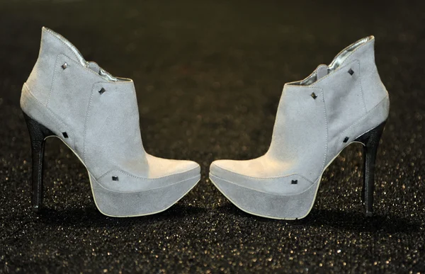 New york, ny - 08 september: een close-up beeld van schoenen backstage op de katya Levonovitsj show tijdens lente 2013 mercedes-benz fashionweek in de studio lincoln center — Stockfoto