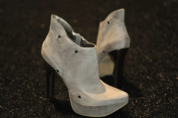 New york, ny - Eylül 08: katya leonovich show bahar 2013 mercedes-benz moda haftası stüdyoda kuliste ayakkabılara bir closeup görünümünü lincoln center — Stok fotoğraf