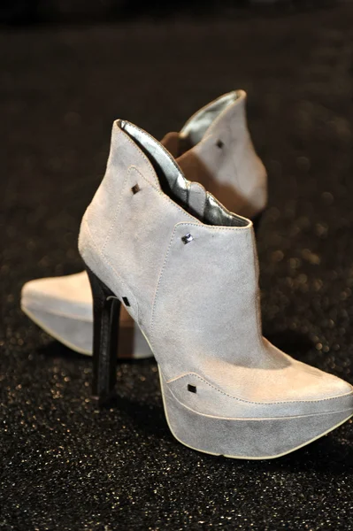 New york, ny - Eylül 08: katya leonovich show bahar 2013 mercedes-benz moda haftası stüdyoda kuliste ayakkabılara bir closeup görünümünü lincoln center — Stok fotoğraf