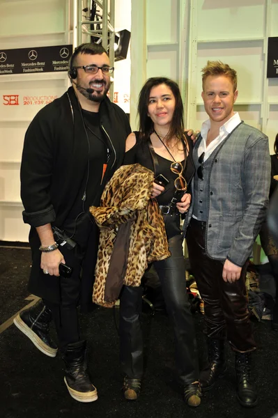 NEW YORK, NY - SEPTEMBER 08: Muritzio Padhila from MAO PR, Designer Kaya Leonovich and photographer backstage at the Katya Leonovich show during Spring 2013 Mercedes-Benz Fashion Week — Stock Photo, Image