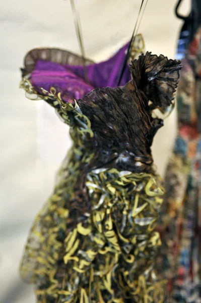 Νέα Υόρκη, Νέα Υόρκη - 08 Σεπτεμβρίου: closeup θέα φορέματα και υφάσματα σε συναυλία την katya leonovich παράσταση κατά τη διάρκεια της άνοιξη 2013 εβδομάδα μόδας της mercedes-benz στο studio Λίνκολν κέντρο — Φωτογραφία Αρχείου