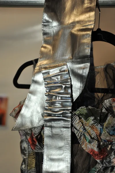New york, ny - Eylül 08: elbise ve kumaş katya leonovich göstermek bahar 2013 mercedes-benz moda haftası stüdyoda kuliste de portre görünümünde lincoln center — Stok fotoğraf