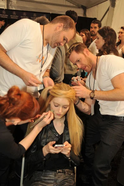 New york, ny - september 08: ein model bereitet backstage bei der katya leonovich show während der mercedes-benz fashion week im studio lincoln center am 8. september 2012 in new york city vor — Stockfoto