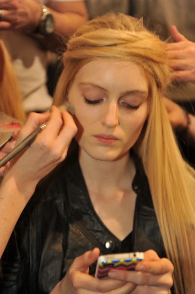 New york, ny - 08 september: een model bereidt backstage op de katya Levonovitsj show tijdens lente 2013 mercedes-benz fashionweek in de studio lincoln center — Stockfoto