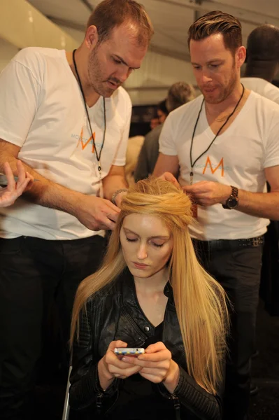 New york, ny - 08 september: een model bereidt backstage op de katya Levonovitsj show tijdens lente 2013 mercedes-benz fashionweek in de studio lincoln center — Stockfoto