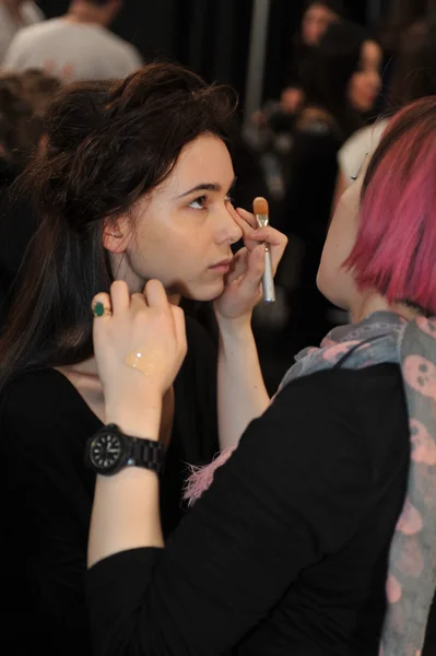 New york, ny - september 08: ein model bereitet backstage bei der katya leonovich show während der mercedes-benz fashion week im studio lincoln center vor — Stockfoto