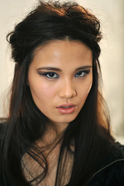 NEW YORK, NY - SEPTEMBER 08: A model prepares backstage at the Katya Leonovich show during Spring 2013 Mercedes-Benz Fashion Week at The Studio Lincoln Center — Stock Photo, Image