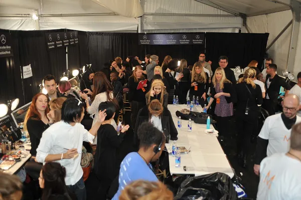 NEW YORK, NY - SETTEMBRE 08: una visione generale del make-up e del backstage parrucchiere alla fiera Katya Leonovich nella primavera 2013 Mercedes-Benz Fashion Week allo Studio Lincoln Center — Foto Stock