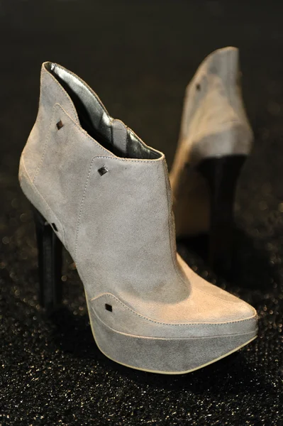 ニューヨーク、ny - 9 月 8 日： スタジオで春 2013年メルセデス ・ ベンツ ・ ファッション ・ ウィーク中にカチャ leonovich ショー舞台裏で靴のクローズ アップ ビュー リンカーン センター — ストック写真