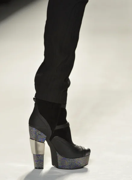 НЬЮ-ЙОРК, Нью-Йорк - 8 СЕНТЯБРЯ: Модель идет подиум на шоу Кати Леонович весной 2013 года Mercedes-Benz Fashion Week в студии Lincoln Center — стоковое фото