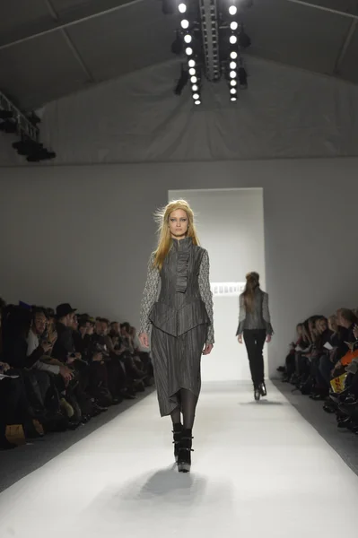 New york, ny - Eylül 08: manken katya leonovich show bahar 2013 mercedes-benz moda haftası olarak stüdyonun pist yürür lincoln center — Stok fotoğraf