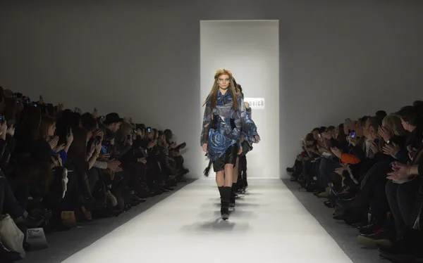 NUEVA YORK, NY - 08 DE SEPTIEMBRE: Una modelo camina por la pasarela en el show de Katya Leonovich durante la Semana de la Moda de Mercedes-Benz de primavera de 2013 en el Studio Lincoln Center el 8 de septiembre de 2012 en la ciudad de Nueva York — Foto de Stock