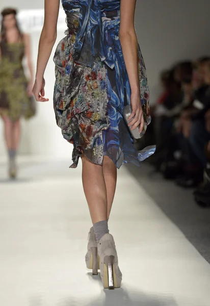 NEW YORK, NY - SEPTEMBER 08: A model walks runway at the Katya Leonovich show during Spring 2013 Mercedes-Benz Fashion Week at The Studio Lincoln Center on September 8, 2012 in New York City — Stock Photo, Image