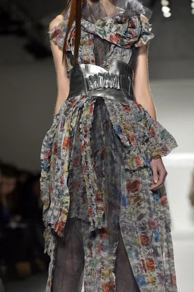 NEW YORK, NY - SEPTEMBER 08: A model walks runway at the Katya Leonovich show during Spring 2013 Mercedes-Benz Fashion Week at The Studio Lincoln Center on September 8, 2012 in New York City — Stock Photo, Image