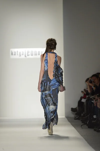 NEW YORK, NY - SEPTEMBER 08: A model walks runway at the Katya Leonovich show during Spring 2013 Mercedes-Benz Fashion Week at The Studio Lincoln Center on September 8, 2012 in New York City — Stock Photo, Image