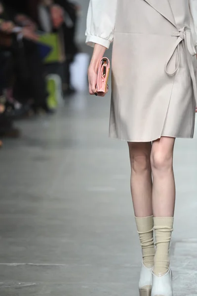 NEW YORK, NY - FEBRUARY 11: A model walks the runway at the Karen Walker fall 2013 fashion show during Mercedes-Benz Fashion Week at Pier 59 on February 11, 2013 in New York City — Stock Photo, Image