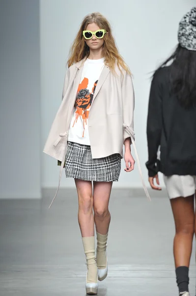 NEW YORK, NY - FEBRUARY 11: A model walks the runway at the Karen Walker fall 2013 fashion show during Mercedes-Benz Fashion Week at Pier 59 on February 11, 2013 in New York City — Stock Photo, Image