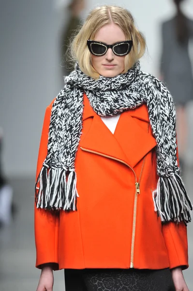 NUEVA YORK, NY - 11 DE FEBRERO: Una modelo camina por la pasarela en el desfile de moda Karen Walker otoño 2013 durante la Semana de la Moda Mercedes-Benz en el muelle 59 el 11 de febrero de 2013 en la ciudad de Nueva York — Foto de Stock