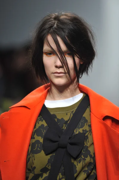 NEW YORK, NY - FEBRUARY 11: A model walks the runway at the Karen Walker fall 2013 fashion show during Mercedes-Benz Fashion Week at Pier 59 on February 11, 2013 in New York City — Stock Photo, Image