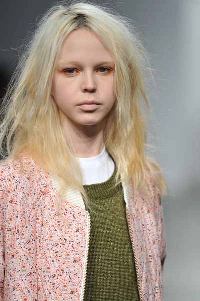 NEW YORK, NY - FEBRUARY 11: A model walks the runway at the Karen Walker fall 2013 fashion show during Mercedes-Benz Fashion Week at Pier 59 on February 11, 2013 in New York City — Stock Photo, Image