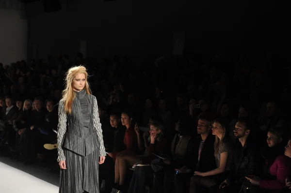 New york, ny - september 08: seitlicher blick auf den laufsteg der katya leonovich show während der mercedes-benz fashion week im studio lincoln center am 8. september 2012 in new york city — Stockfoto